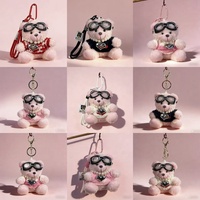 En gros Mini porte-clés ours en peluche doux, vêtu d'un pull tricoté, de lunettes et d'un bonnet, breloque de sac