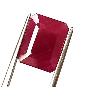 พลอยทับทิมแอฟริกันธรรมชาติ 8.50 กะรัต ทรงเหลี่ยมมรกต - Product Image 1