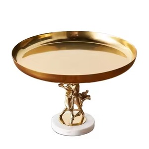 Nouveau support à gâteau en métal argenté martelé à la main, plateau rond avec accent de branche de fleur d'orchidée foncée et base conique, en promotion - Product Image 5