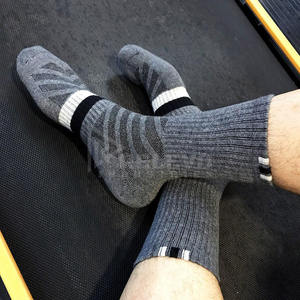 Chaussettes de sport personnalisées pour hommes avec logo personnalisé, antidérapantes, écologiques, respirantes, pour l'entraînement au football et au basketball - Product Image 4