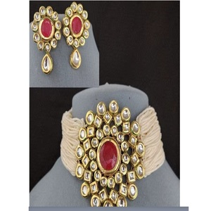 ชุดโชคเกอร์ Kundan พร้อมต่างหูน่ารักดีไซน์หรูหรามีระดับคอลเลกชันงานแต่งงานสำหรับผู้หญิง - Product Image 1