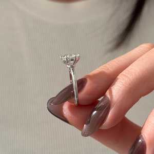 Bague de fiançailles en or blanc avec diamant rond brillant de laboratoire de 2 carats E VVS2, halo caché, certifiée IGI - Product Image 3