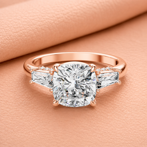 Anillo de Compromiso de Lujo con Diamante Corte Cojín en Oro Rosa y Piedras Laterales Cónicas, Joyería Fina, Anillo de Boda para Mujer - Product Image 1