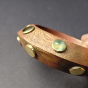 Bracelet en bois naturel bombé avec plusieurs incrustations de laiton doré - Bracelet bohème en bois sculpté à la main, respectueux de l'environnement - Product Image 5