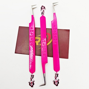 Pince à épiler professionnelle pour extensions de cils avec logo personnalisé, couleur rose, en acier inoxydable, modèle Poupée de Noël, à 90 degrés - Product Image 2