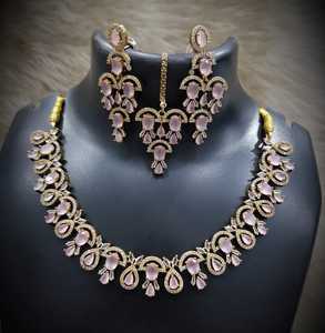 Nouvel Arrivage – Parure Collier et Boucles d'Oreilles Ajustables en Laiton Plaqué Or avec Pierre AD, Style Tendance, Mang Tika, Idéale pour Mariage, Fiançailles, Anniversaire, Cadeau - Product Image 6