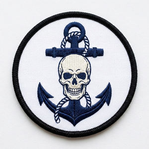 Parche Bordado Termoadhesivo de Calavera Pirata Náutica con Ancla, Azul Marino, Redondo con Diseño de Cuerda, para Decoración de Ropa de Marinero, Venta al por Mayor - Product Image 1