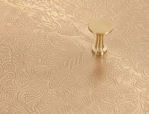 Boîte de rangement ronde en métal de qualité supérieure avec couvercle gravé de motifs floraux, finition dorée, design élégant pour une utilisation en cuisine - Product Image 2