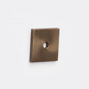 Poignée de meuble carrée moderne en laiton massif, finition dorée, durable, pour armoire de cuisine, maison, bureau, commode, ou comme poignée de porte. - Product Image 2