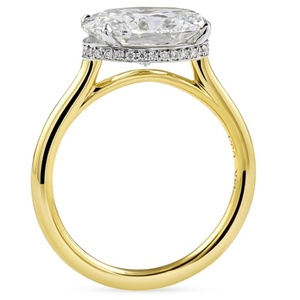 Bague de fiançailles moderne avec diamant ovale de 2,60 carats, taille horizontale, et bande fine en or, certifiée IGI, solitaire. - Product Image 3