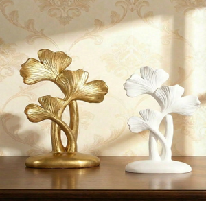 Impresionantes esculturas de hojas de ginkgo en dorado y blanco con tallos curvos de forma orgánica. Disponible a precios de mayorista. - Product Image 1