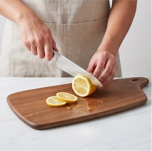 Planche à découper rectangulaire en noyer avec poignée et trou de suspension - Product Image 5