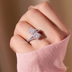Elegante Anillo de Dos Piedras con Corte Princesa y Halo, Anillo de Lujo para Novia con Diseño de Vástago Dividido y Pavé en Oro Sólido - Product Image 3