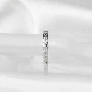 Anillo de Diamantes Cultivados en Laboratorio con Corte Esmeralda de 1.5 Quilates, Estilo Eternity en Oro Blanco de 14K, Anillo de Boda Minimalista Apilable - Product Image 6