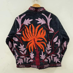 Chaqueta de terciopelo de lujo Suzani, ropa exterior bordada a mano, atuendo bohemio, regalo para ella, atuendo para invitadas de boda, chaqueta de moda. - Product Image 1