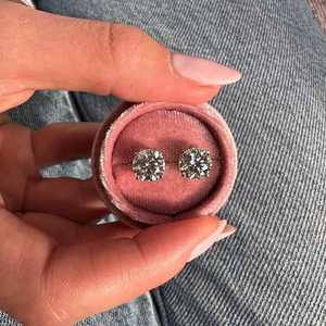Boucles d'oreilles clous en argent 925 Pear Jewelex, moissanite ronde, couleur VVS D-E-F, plaqué rhodium - Product Image 4