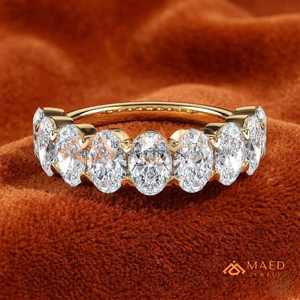 Anillo de Boda de Oro Amarillo de 14K con Moissanita de Corte Ovalado y Diamantes de Laboratorio VVS1 Color D, con Engaste de Puntas Compartidas, Tipo Media Eternidad, para Mujer - Product Image 1