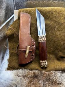 Couteau Viking artisanal, lame en acier carbone, ambidextre, écologique, bois gravé par un artisan, avec étui en cuir - Product Image 5