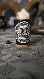Taza de cerámica hecha a mano con diseño vintage de barco en blanco y negro para adultos, ideal para regalo. - Product Image 4