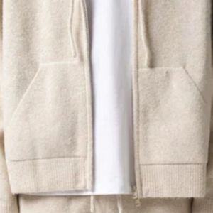 Sweat à capuche zippé en tricot beige avec emblème – Confortable et élégant pour hommes et femmes, idéal pour les tenues décontractées et quotidiennes - Product Image 4