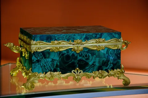 Obra Maestra de Malaquita, Gema de Lujo Adornada con el Encanto de la Naturaleza, la Selección Definitiva de Esplendor Verde Encantado - Product Image 2