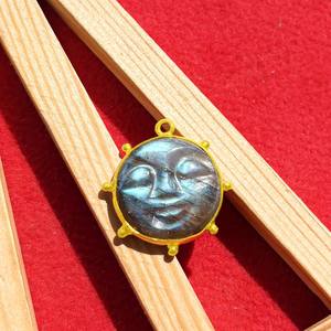 Colgante de Labradorita Natural con Cara de Luna, Tallado a Mano, Amuleto Celestial, Chapado en Oro, Joyería Boho - Product Image 1