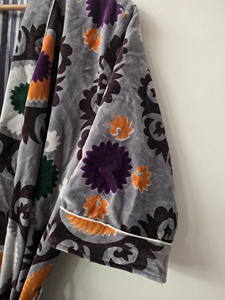 Robe kimono en velours Suzani à col en V brodée à la main, motif floral, luxueuse, écologique, respirante, gris, long manteau d'hiver, style bohème - Product Image 6