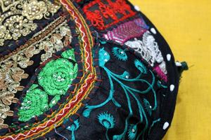 Housse de coussin verte ronde vintage faite à la main, housse de coussin décorative brodée patchwork - Product Image 2