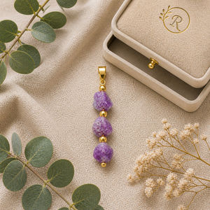 Colgante de tres piedras de rubí teñido con cuentas, chapado en oro, amuleto de piedra de nacimiento hecho a mano, conector largo, regalo de joyería para mamá - Product Image 1