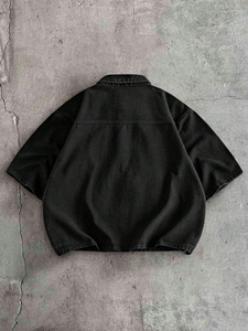 Chemise en jean pour homme noire délavée dégradée effet ombré, manches courtes, coupe ample, brodée, style streetwear, épaules tombantes - Product Image 2