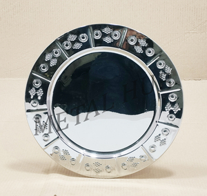 Plato Decorativo para Mesa, Base Redonda de Acero Inoxidable con Borde Estampado y Acabado Metálico Plateado - Product Image 2