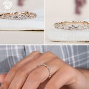 Bague de fiançailles classique pour femme Charm Jewells, trois pierres en moissanite taille coussin, monture à griffes en argent 18 carats, certifiée IGI, 3g - Product Image 4