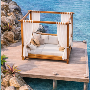 Lit de repos extérieur en bois avec rideaux et coussins blancs pour terrasse côtière - Product Image 1