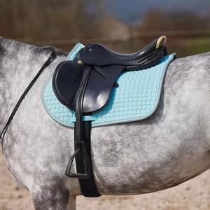 Tapis de selle d'équitation en satin de haute qualité, réglables et compressifs, pour le dressage, l'équitation western et les concours de saut d'obstacles - Product Image 3