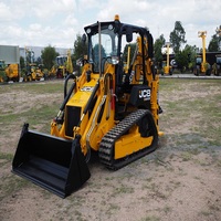 Chargeuse-pelleteuse JCB 1CX multifonctionnelle, mini-chargeuse pour creuser, charger et manipuler des matériaux, avec moteur diesel.