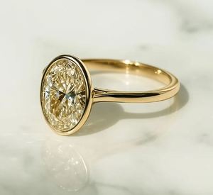 Anillo de Compromiso y Boda de Moissanita con Corte Ovalado de 2 Quilates, Engaste de Garras, Chapado en Oro de 18K, Lujoso, Regalo Perfecto - Product Image 1