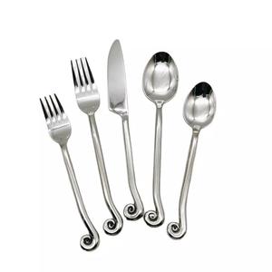 Juego de Cubiertos Clásicos de Metal, 5 Piezas, Acabado Espejo, Resistentes al Óxido, Cubertería Elegante para Bodas, Diseño de Mango con Volteos - Product Image 1