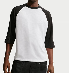 T-shirt en coton doux pour homme, coupe ample d'inspiration unisexe, tissu respirant pour un style décontracté quotidien et streetwear. - Product Image 1