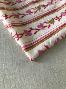 ผ้าฝ้ายพิมพ์ลายด้วยมือ – ลายดอกไม้และลายทาง |   สีชมพู สีแดง และสีเขียวมะกอก |   สิ่งทอทำมือจากอินเดีย - Product Image 4