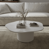 Table basse Vandana Astra Vertex en micro-béton blanc cassé à plateau irrégulier pour un décor moderne