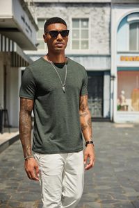 T-shirt pour homme en spandex/coton respirant, vente en gros, décontracté, col rond, manches courtes, doux, confortable, léger, coupe ajustée, séchage rapide - Product Image 2