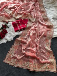 El sari viene en una hermosa tela brillante con un borde floral y bordados detallados, y pequeños borlas colgantes que añaden un toque real. - Product Image 2
