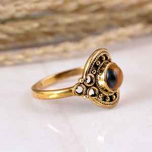 Bague ajustable en laiton œil de tigre style bohème chic avec sertissage clos, finition or antique, bijou ethnique tribal rond en pierre précieuse, cadeau - Product Image 2
