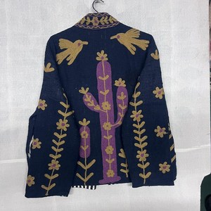 Chaqueta de lana negra vintage hecha a mano, estilo bohemio único, inspirada en la naturaleza del desierto, con bordados, tipo poncho corto. - Product Image 5
