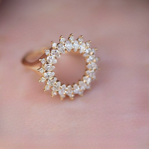 Bague élégante en or massif, forme ronde, avec diamants blancs taille poire et taille princesse sertis à griffes, motif cercle ouvert, pour femme, idéale pour les soirées. - Product Image 1