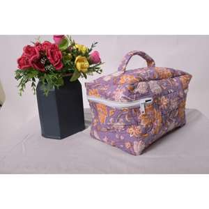 Grande trousse de toilette portable en coton matelassé à motif floral, fermeture éclair, faite à la main, pour organiser les cosmétiques, cadeau pour demoiselle d'honneur - Product Image 3