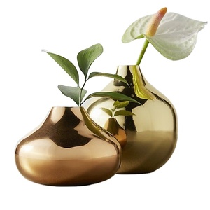 Elegante Jarrón Decorativo de Metal en Tono Dorado para Decoración Contemporánea del Hogar, Hoteles y Restaurantes - Product Image 1