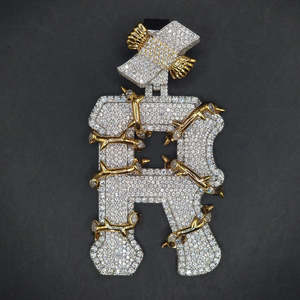 Pendentif personnalisé lettre « R » sertie de moissanite avec fil barbelé doré 3D et croix ailes d'ange, collier hip-hop unique - Product Image 1