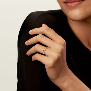 Anillo de Oro Amarillo con Diamantes y Nudo de Amor - Product Image 4