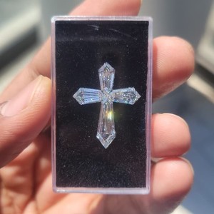 Diamant de laboratoire exclusif en forme de croix |   Diamant en vrac certifié IGI, taillé sur mesure, pour bijoux de luxe - Product Image 1